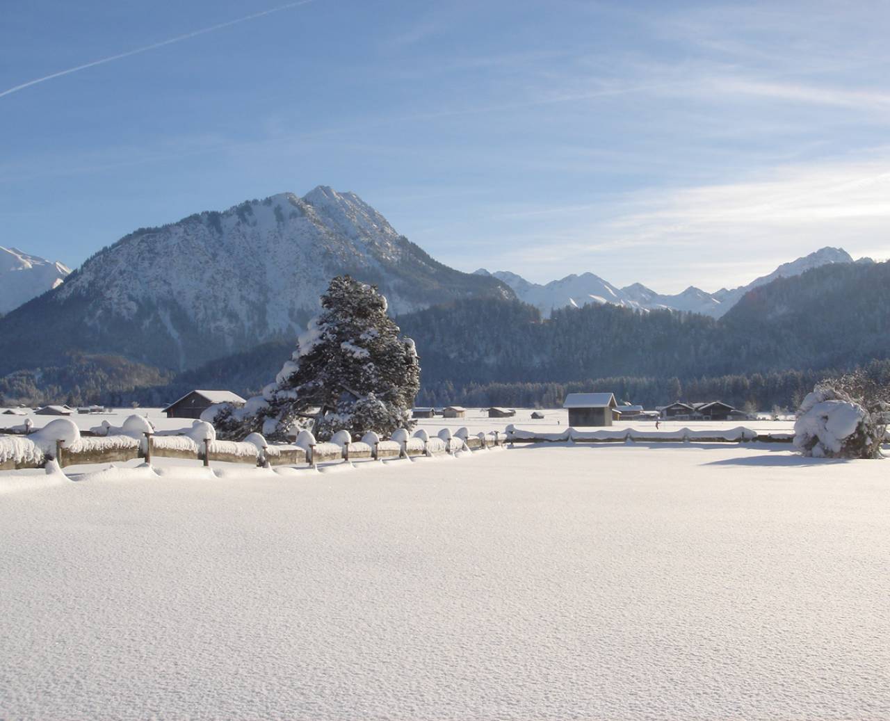 Bergpanorama und Garten vom Chalet im Winter